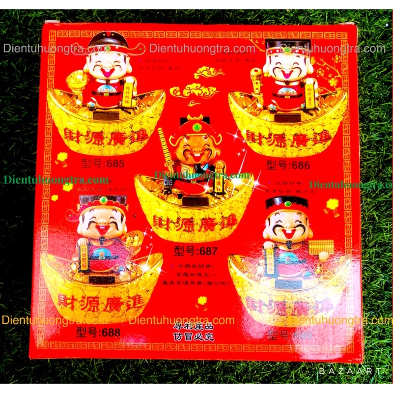 Thần Tài ngồi thỏi vàng gật đầu rứơc may mắn, chào khách vào nhà