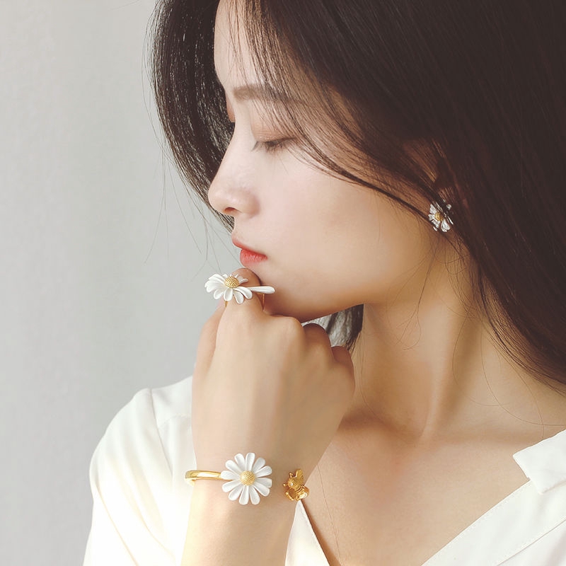 Đôi bông tai dạng xỏ/ Nhẫn/ Dây chuyền/ Vòng đeo tay bằng hợp kim nhôm mặt hình hoa cúc xinh xắn thời trang