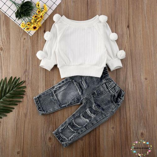 Bộ trang phục gồm áo len đính bóng lông kềm quần denim phối vết rách cho bé gái mặc mùa đông