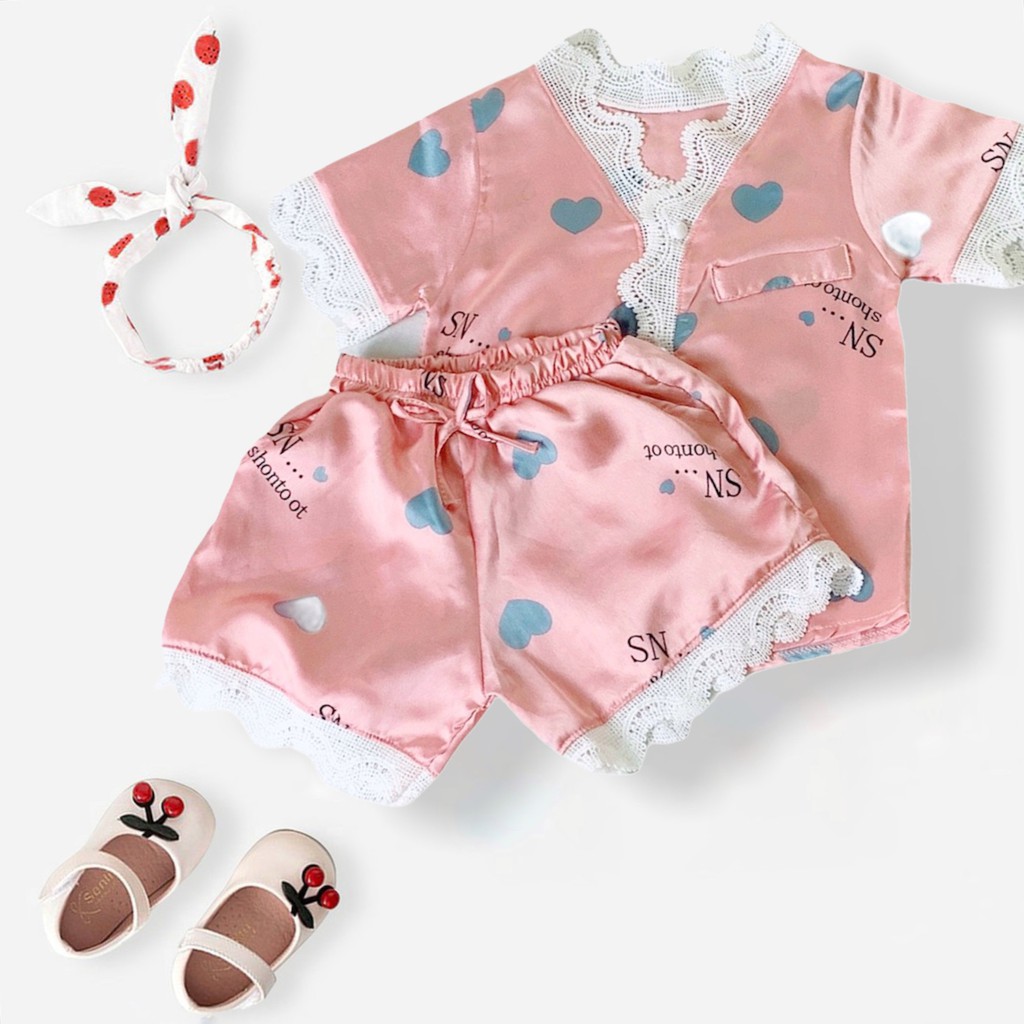 Bộ Đồ Ngủ Pijama Bé Gái Set Quần Áo Trẻ Em Cộc Tay Mặc Nhà Lụa Satin Hình Tim Phối Viền Ren BN09