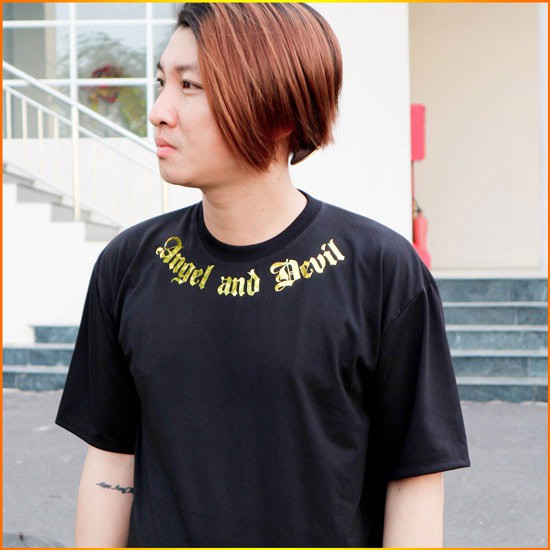 Áo thun tay lỡ Angel & Devil in nhũ vàng vải cotton thoáng mát.