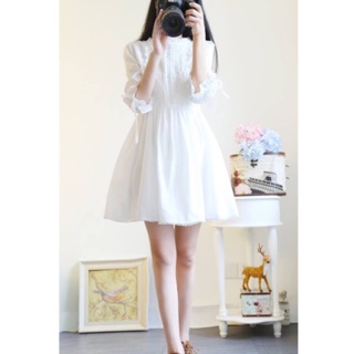Đầm trắng dự tiệc ren thêu