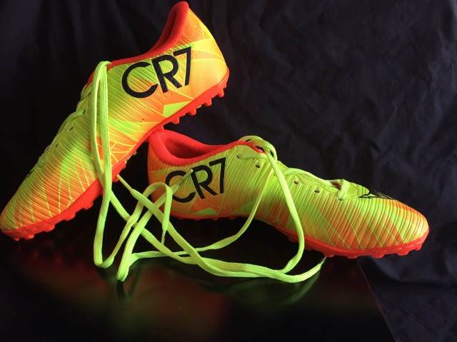 Giày bóng đá Cr7 cổ thấp