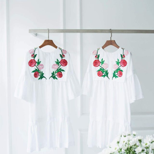 Váy bèo thêu cổ
