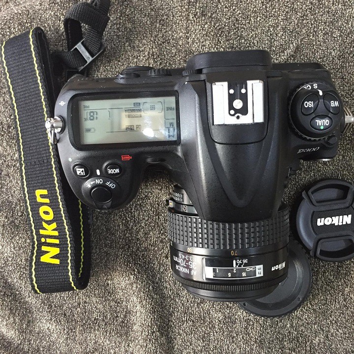 Máy ảnh Nikon D300 kèm lens AF 35-70