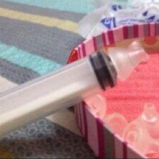Dụng cụ rửa mũi cho bé( 1 đầu rửa mũi và 1 Xilanh )