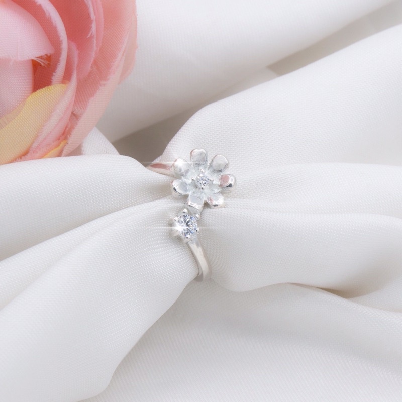 Nhẫn hoa 1 viên đá zc chéo bạc chuẩn
