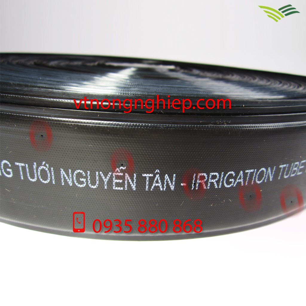 Ống tưới phun mưa phi 34 có mép biên, đục 5 lỗ chéo, cuộn dài 200m, hàng dày, độ bền 3-4 năm, hiệu Nguyễn Tân