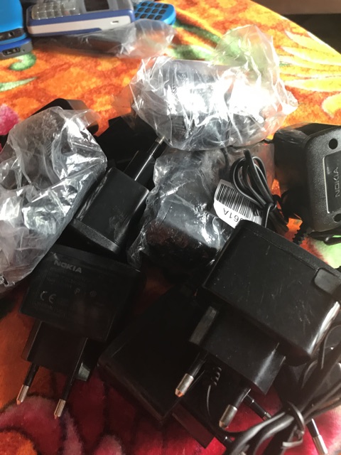 Sạc nokia chui lớn nhỏ