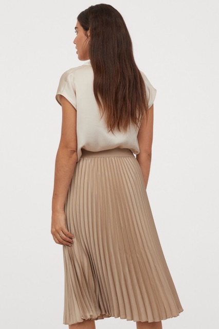 Chân váy H&M màu nude đậm và sáng form đẹp, có độ xòe vừa phải (Pleated Skirt) | BigBuy360 - bigbuy360.vn