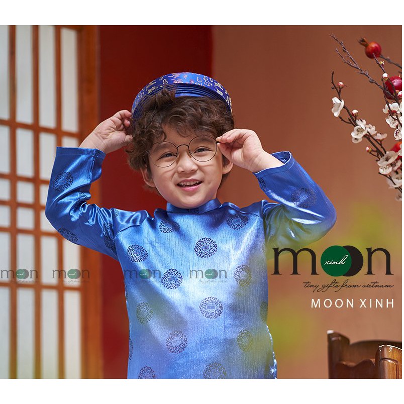 Áo dài truyền thống cho bé trai VNS 337 Moon Xinh Họa tiết chữ Phúc may mắn màu xanh coban - Full size - Gấm dệt mặt lụa