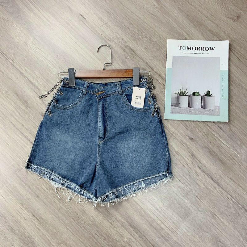 Quần shorts jeans đan dây xích