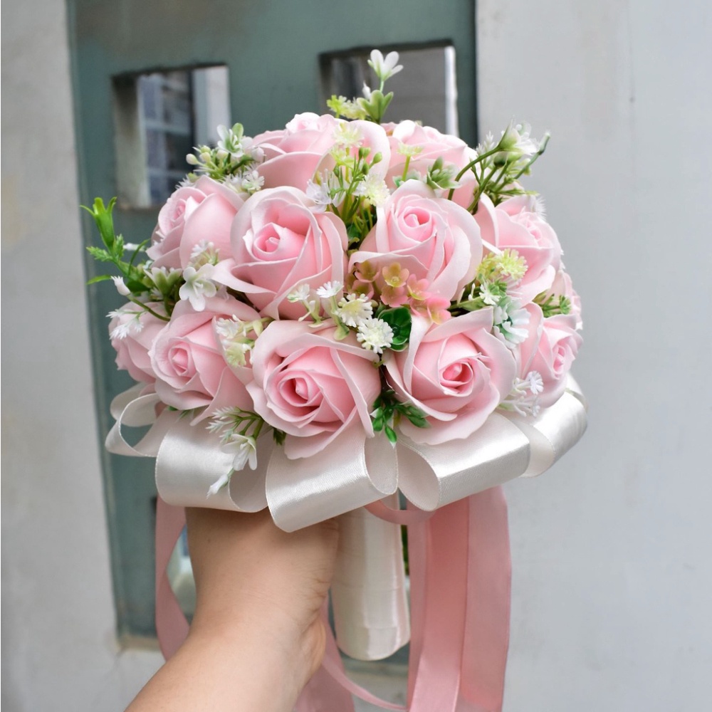 BÓ HOA CƯỚI CÔ DÂU CẦM TAY HOA HỒNG SÁP MÀU HỒNG PHẤN PASTEL, TẶNG KÈM HOA CÀI ÁO CHÚ RỂ