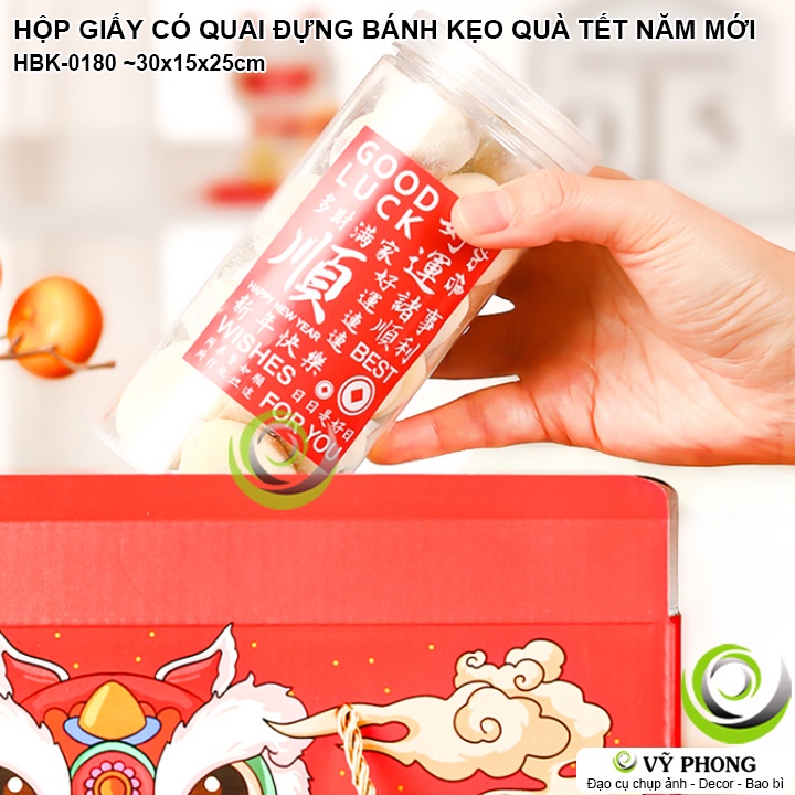 HỘP GIẤY CÓ QUAI XÁCH ĐỰNG BÁNH KẸO TẾT NĂM MỚI ĐỰNG QUÀ TẶNG DỊP LỄ TÂN XUÂN IN HÌNH SUM VẦY MÚA LÂN HBK-0180