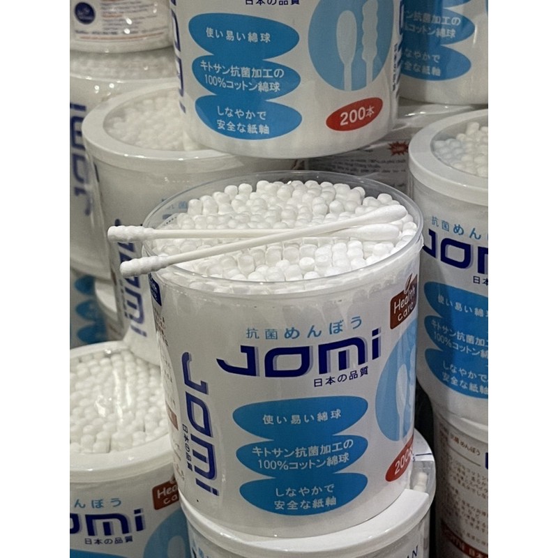 Tăm bông ráy tai người lớn JOMI kháng khuẩn, thân giấy cứng, bông gòn mềm giúp làm sạch tai dễ dàng hơn.