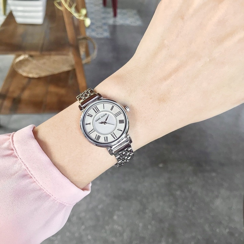 Đồng hồ nữ ANNE KLEIN model AK/2159SVSV dây kim loại dáng cổ điển