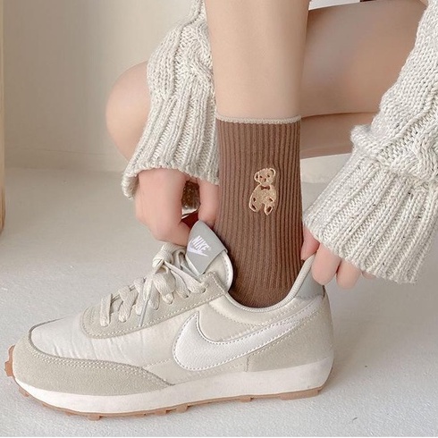 Tất, vớ nữ cổ cao phong cách Vintage họa tiết thêu gấu dễ thương nhiều màu Hàn Quốc Jelishop