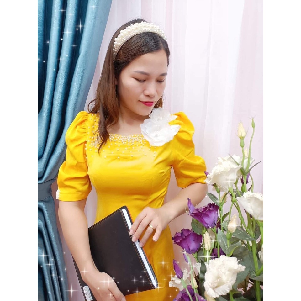 Áo dài cách tân chất liệu vải lụa tây thi mềm mại thiết kế cổ vuông có đính kết hoa và hạt màu đỏ sang trọng, lịch sự