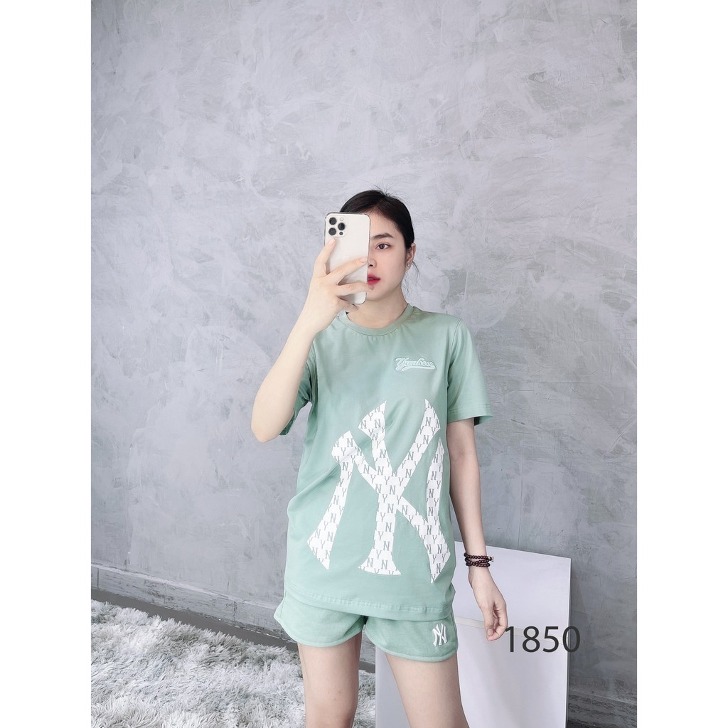 (HÀNG XUẤT XỊN) Áo xanh 1850 MONOGRAM M//L//B Y/A/N/K/E/E/S OVERFIT TEE  Made in V//N full-tag-code  Size XS S M L