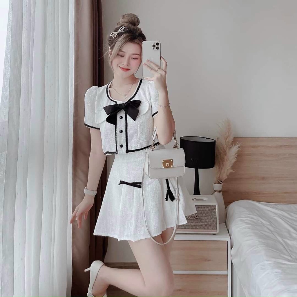 Chân váy ngắn xếp ly có lót trong và áo cài nút đính nơ chạy viền ren trắng đen vải xốp chỉ dày dặn thời trang nữ ARAVA