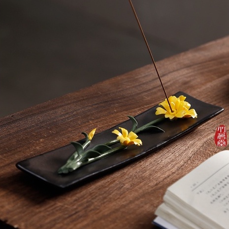 Đế sứ cắm nhang trầm