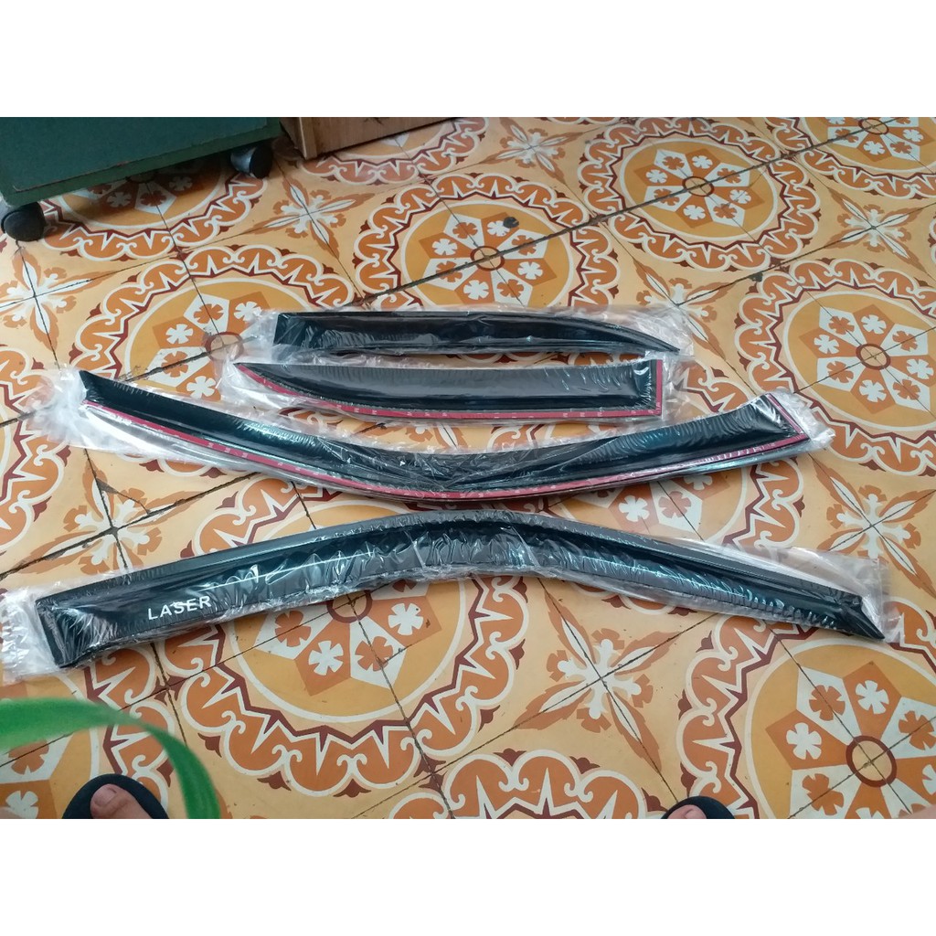 Vè che mưa nhựa đen xe Ford Laser , mazda 323 - Giá 1 bộ