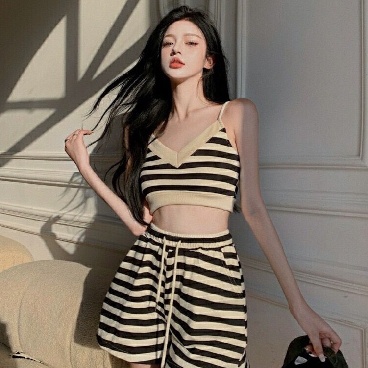Bộ mặc nhà 2 dây kẻ cổ V dáng ôm body trẻ trung cá tính/ Bộ thể thao nữ áo crt phối quần sooc ống rộng