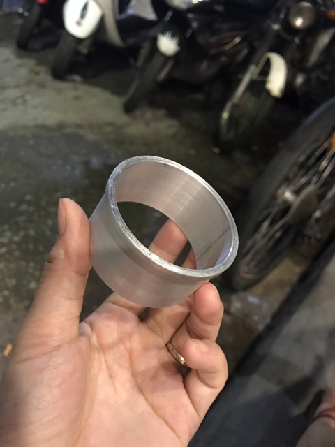 Khâu nối để gắn lon pô Leovince vào cổ AHM, STB