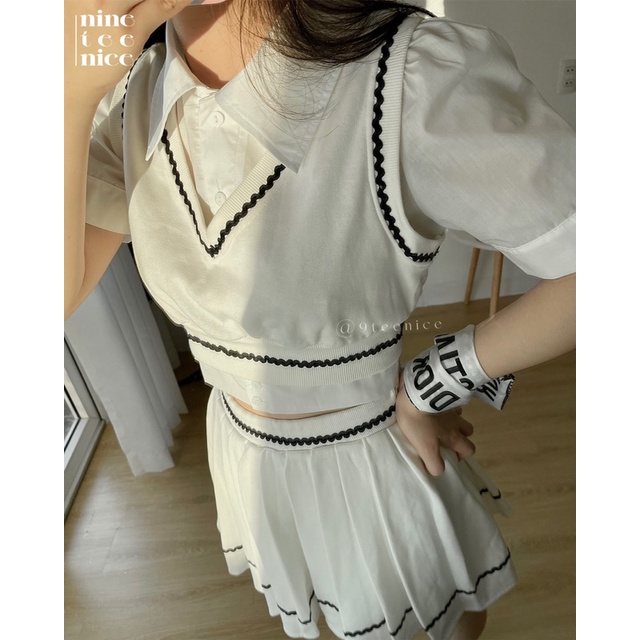 Set áo sơ mi croptop trắng + áo gile + chân váy xoè xếp li + dây nơ - @9teenice