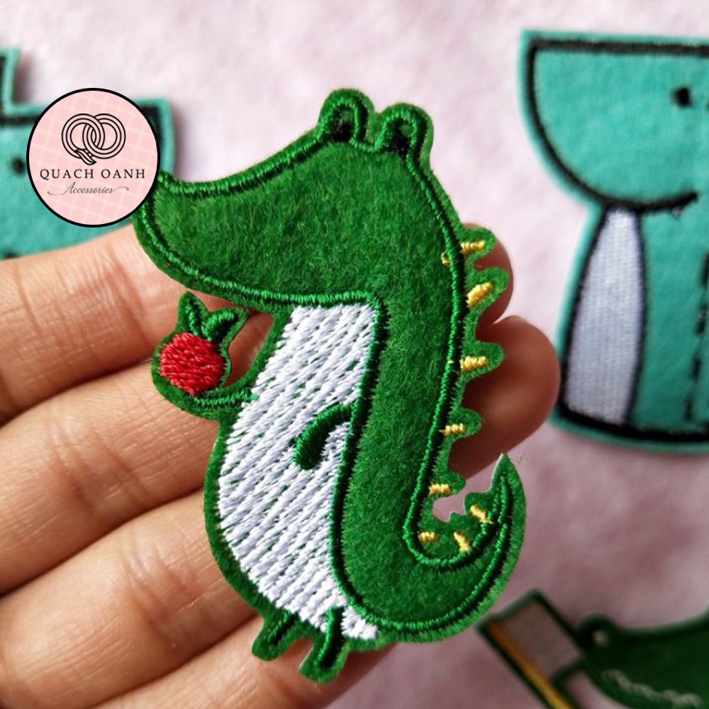 Sticker nhãn dán vải thêu hình khủng long xanh trang trí sổ, vở, mũ bảo hiểm - ST25