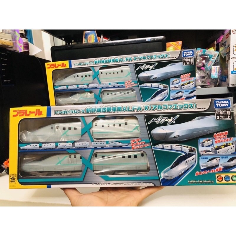 Tàu đôi có 6 toa chạy bằng pin của Takara Tomy