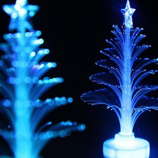 Cây thông Noel đổi màu trang trí lấp lánh