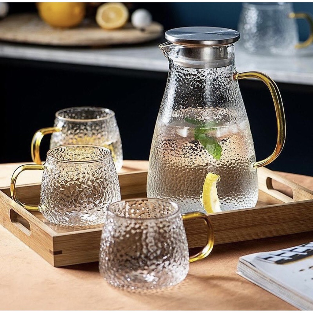 Bình nước 6 cốc thủy tinh vân nhám quai vàng kèm khay gỗ
