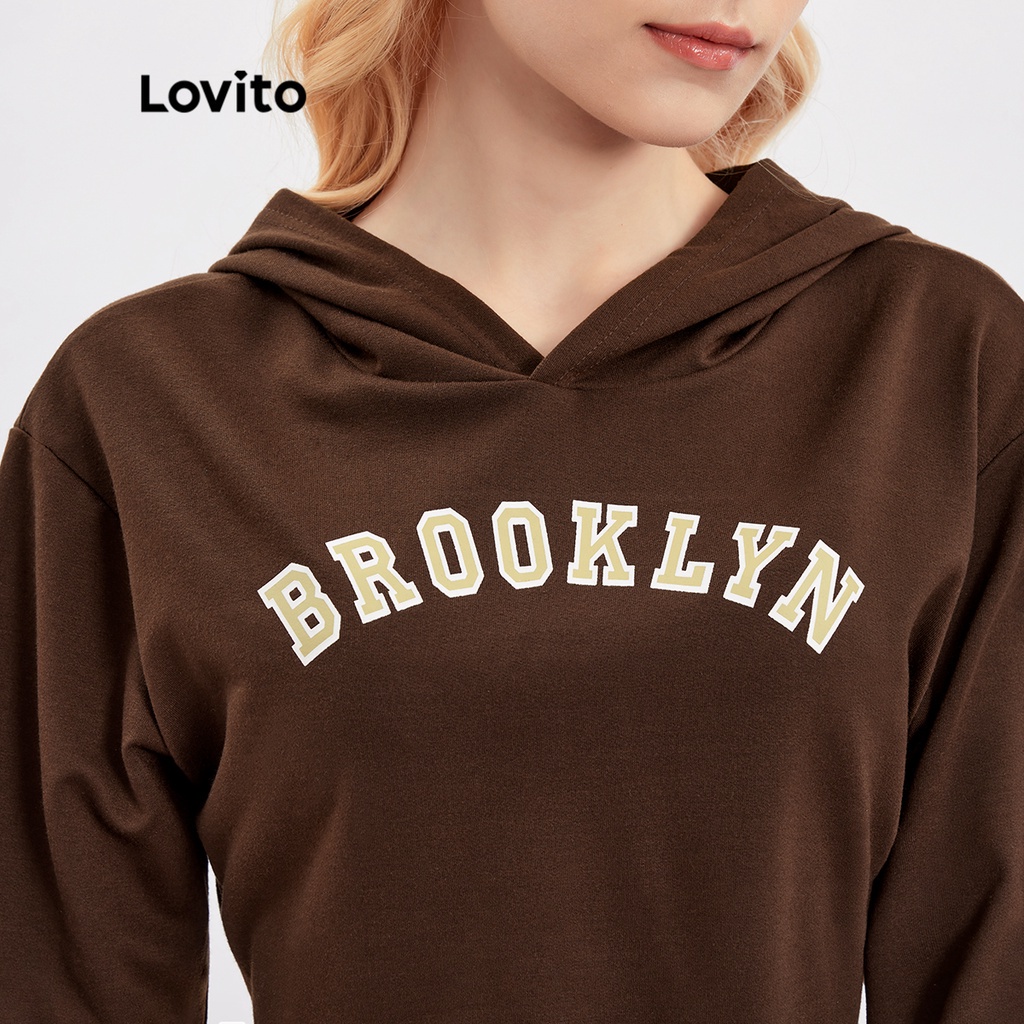 Set Lovito gồm áo hoodie croptop in chữ và chân váy phong cách thường ngày L30AD015 (màu nâu)