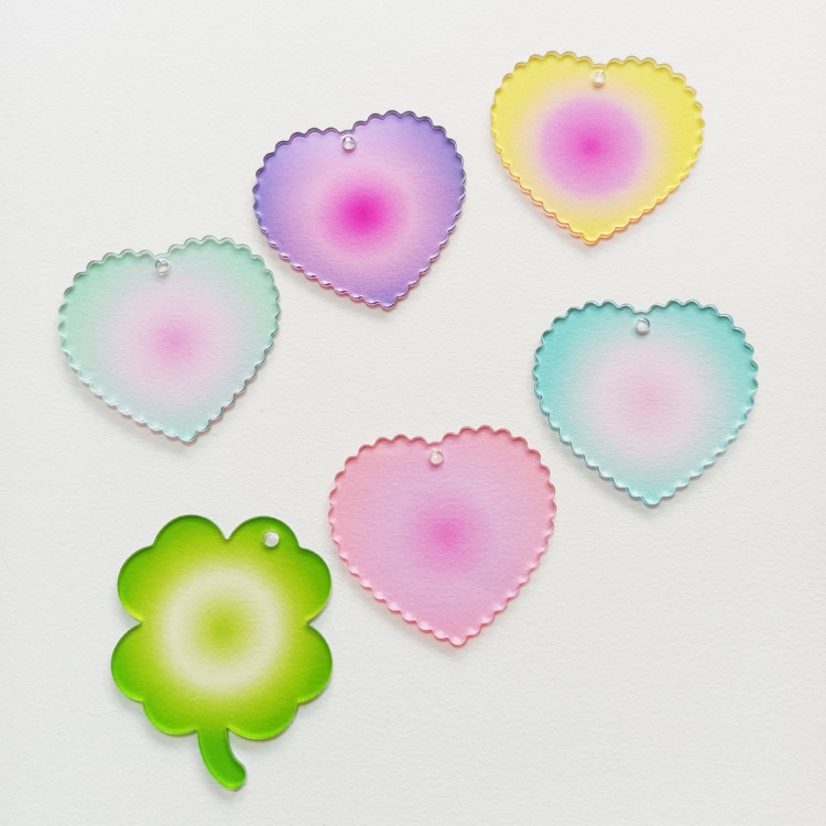 Dây chuyền acrylic cỏ bốn lá tình yêu gợn sóng