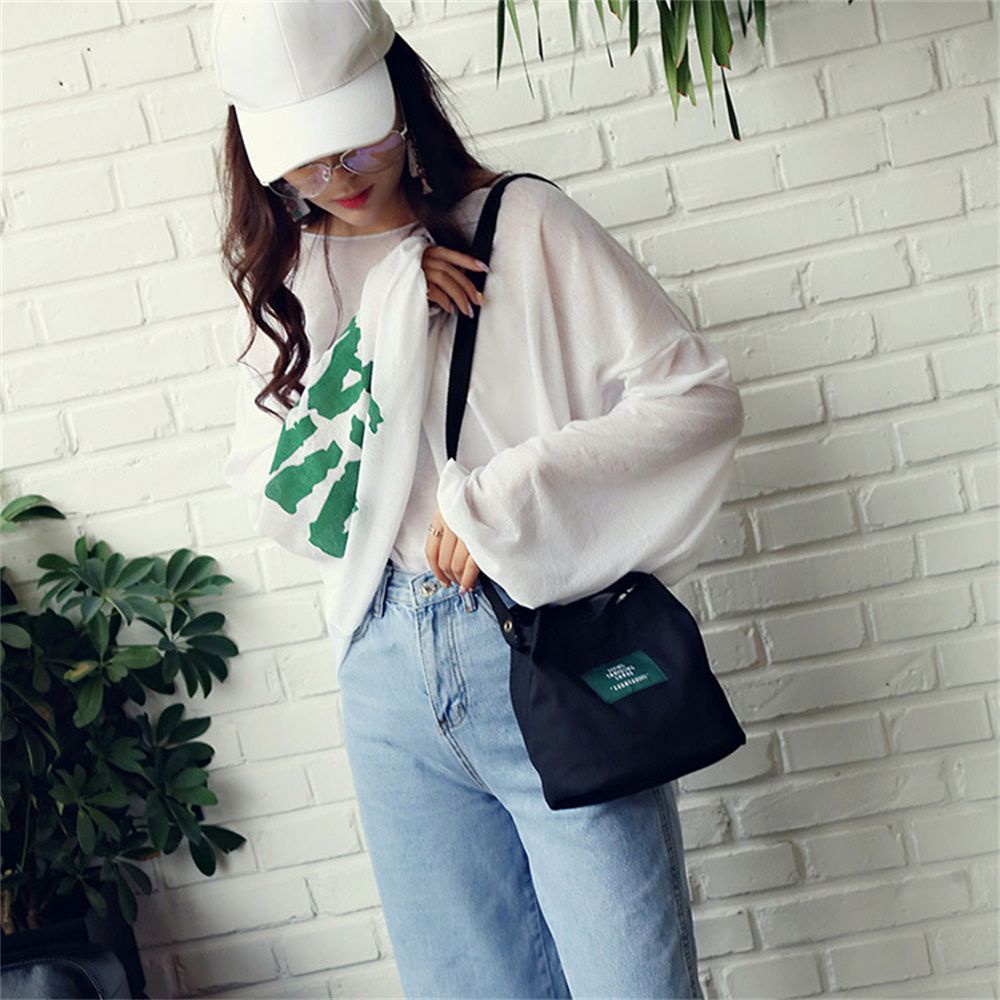 Túi xách đeo chéo bằng canvas in chữ thời trang