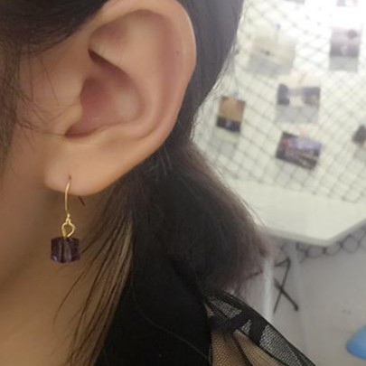 Bông tai hình khối thủy tinh vuông cổ điển đơn giản