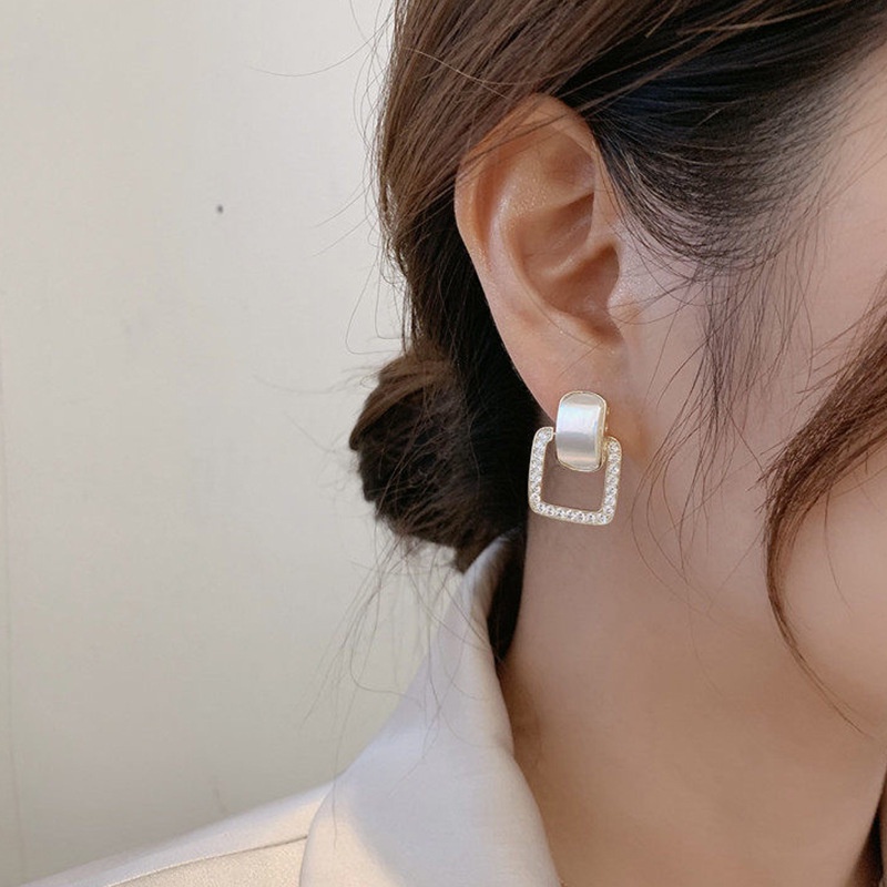 Đôi Bông Tai Ngọc Trai Giả Hình Vuông Mẫu Mới 2022 Dành Cho Nữ