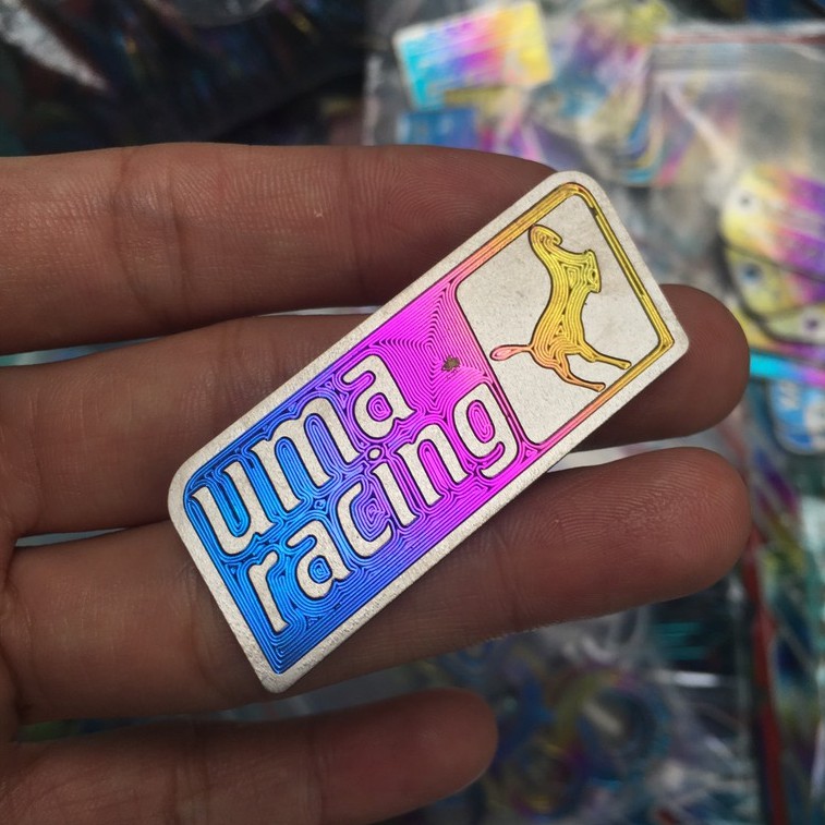 Tem Titan Uma Racing có sẵn keo dán 3M đỏ loại tốt chống bị bong tróc sử dụng được cho mọi dòng xe, mọi nơi