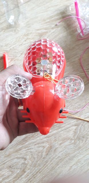 Chú chuột thần tài đi dạo có nhạc và đèn Led rất đẹp tặng kèm pin