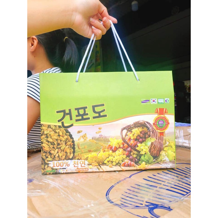 NHO KHÔ HÀN QUỐC HỘP 1KG, NHO KHÔ XANH HÀNG LOẠI 1- NHO HỘP SANG TRỌNG LÀM QUÀ BIẾU | BigBuy360 - bigbuy360.vn