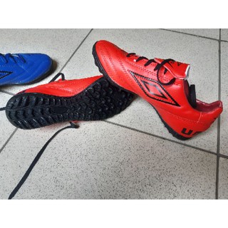 Giầy đá bóng Umbro đến từ  Nước Anh
