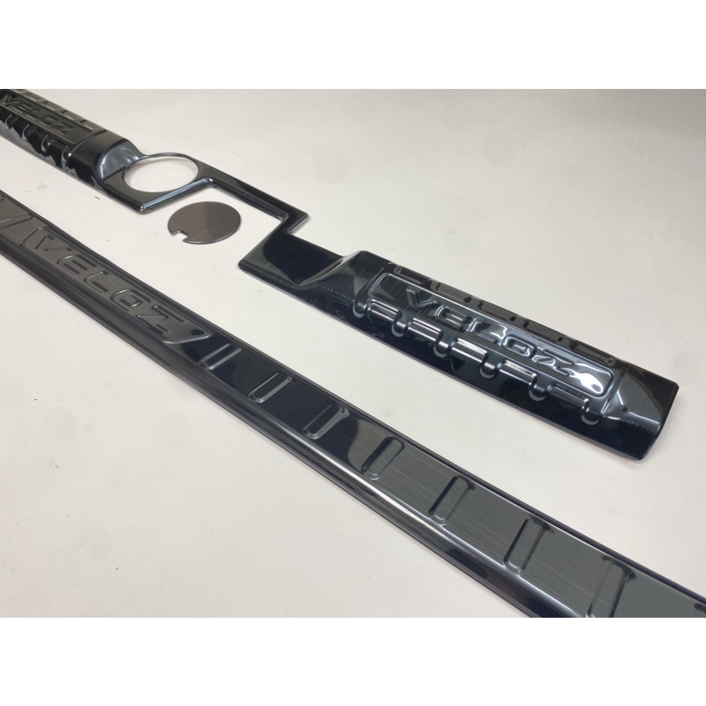 Ốp chống trày cốp trong, ngoài xe TOYOTA VELOZ 2022-2023 chất liệu TITAN cao cấp