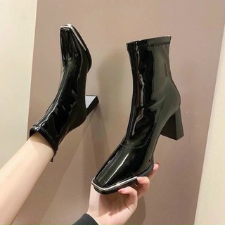 Boot mũi vuông viền kim loại da bóng gót vuông