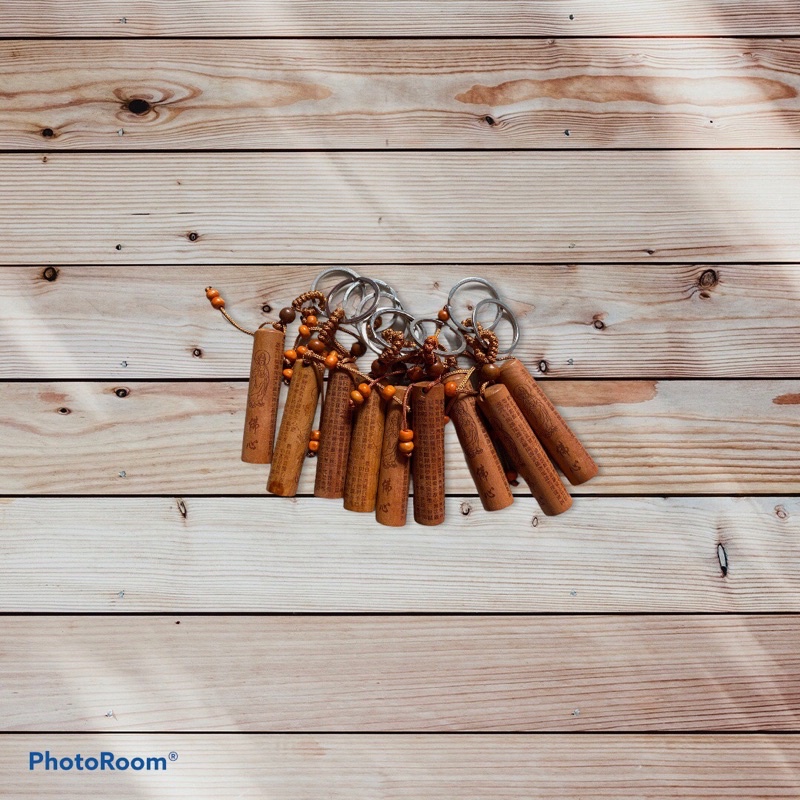 Móc khoá hình kinh Phật bằng gỗ tự nhiên nhìn đẹp mắt