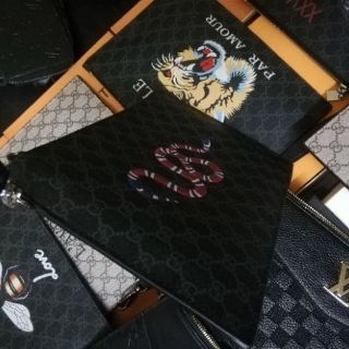 Clutch Ví Cầm tay.