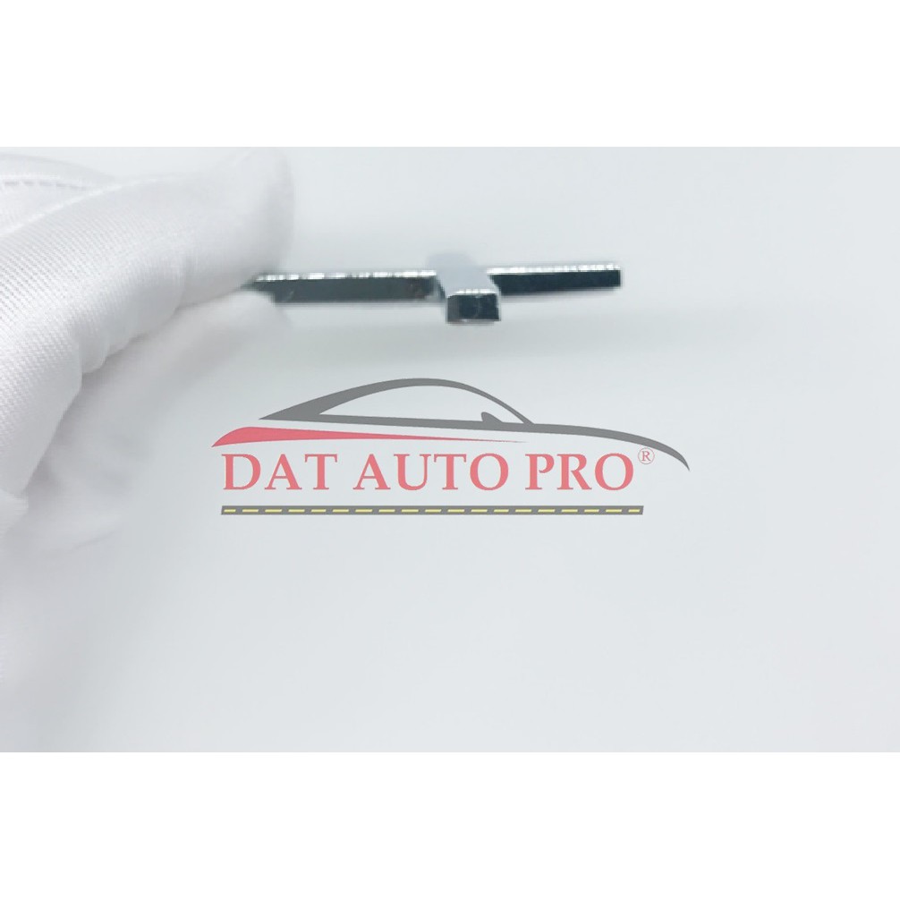 Tem logo kim loại nổi 3D Thánh Giá trang trí xe oto màu trắng.