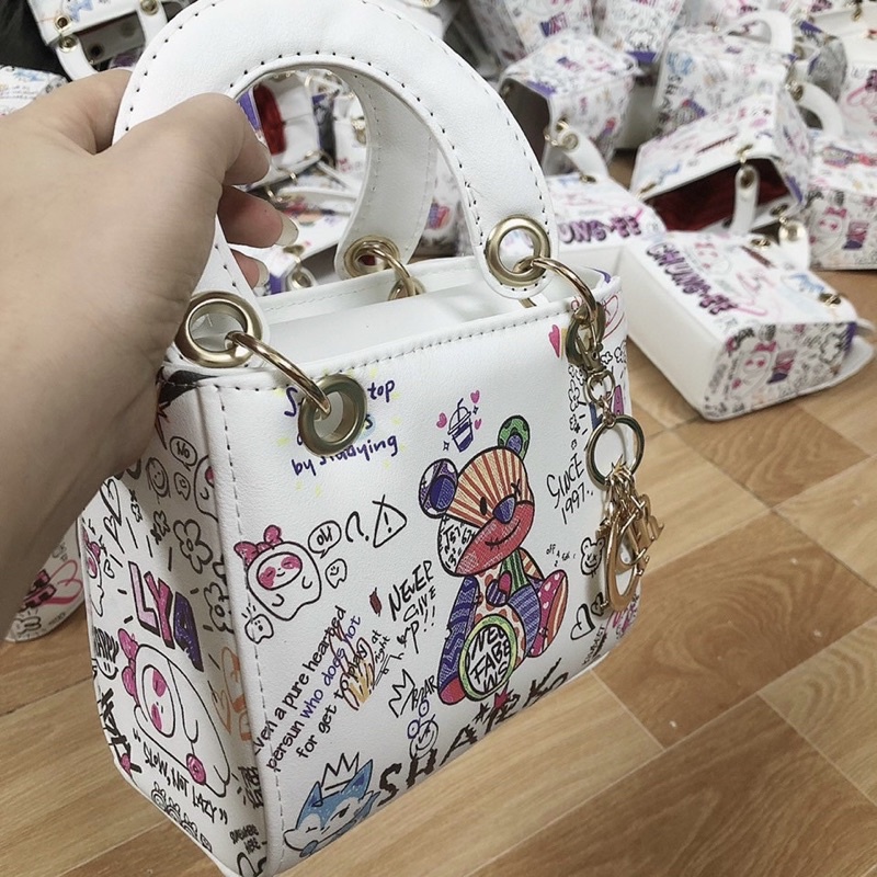 Túi cầm tay lady dáng vuông hoạ tiết hình gấu có dây đeo chéo (tặng kèm chùm treo)