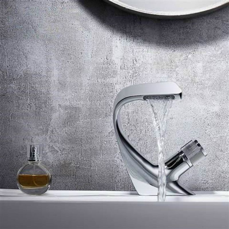 Vòi lavabo nóng lạnh, vòi rửa mặt kiểu dáng độc lạ. Vòi inox bóng công nghệ phủ Nano đen cao cấp
