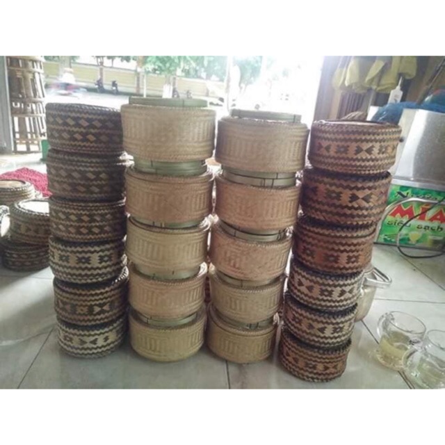 Ếp đựng xôi( người dân tộc Thái)